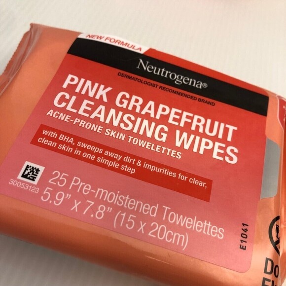 Neutrogena Oil Free Facial Cleansing Makeup Wipes with Pink Grapefruit, 2 count - Picture 2 of 4